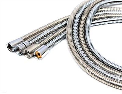 Alkalmasak a csavarodásgátló zuhanycsövek kis fürdőszobákba?